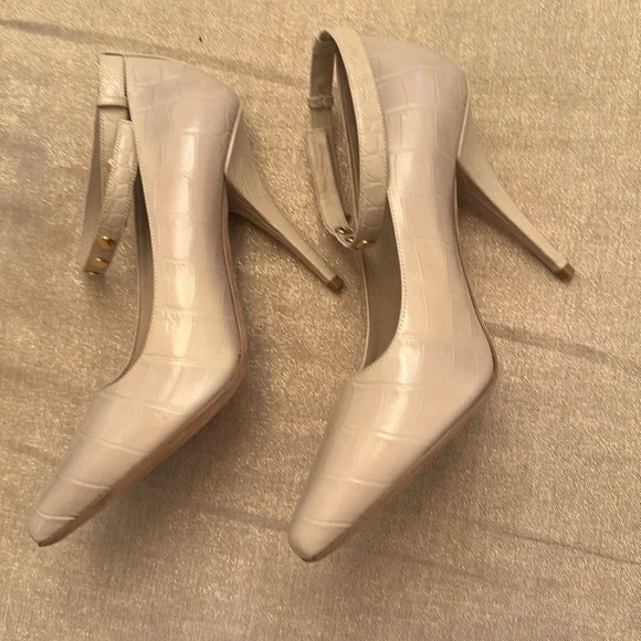 Burberry Beige Croc-Embossed Leather Ankle Strap Heels Size 40/ 9US - Picture 7 of 13